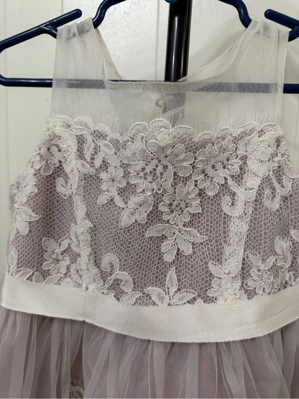 Little girls David’s Bridal Lace & Tulle Dress size 5 - Picture 3 of 9